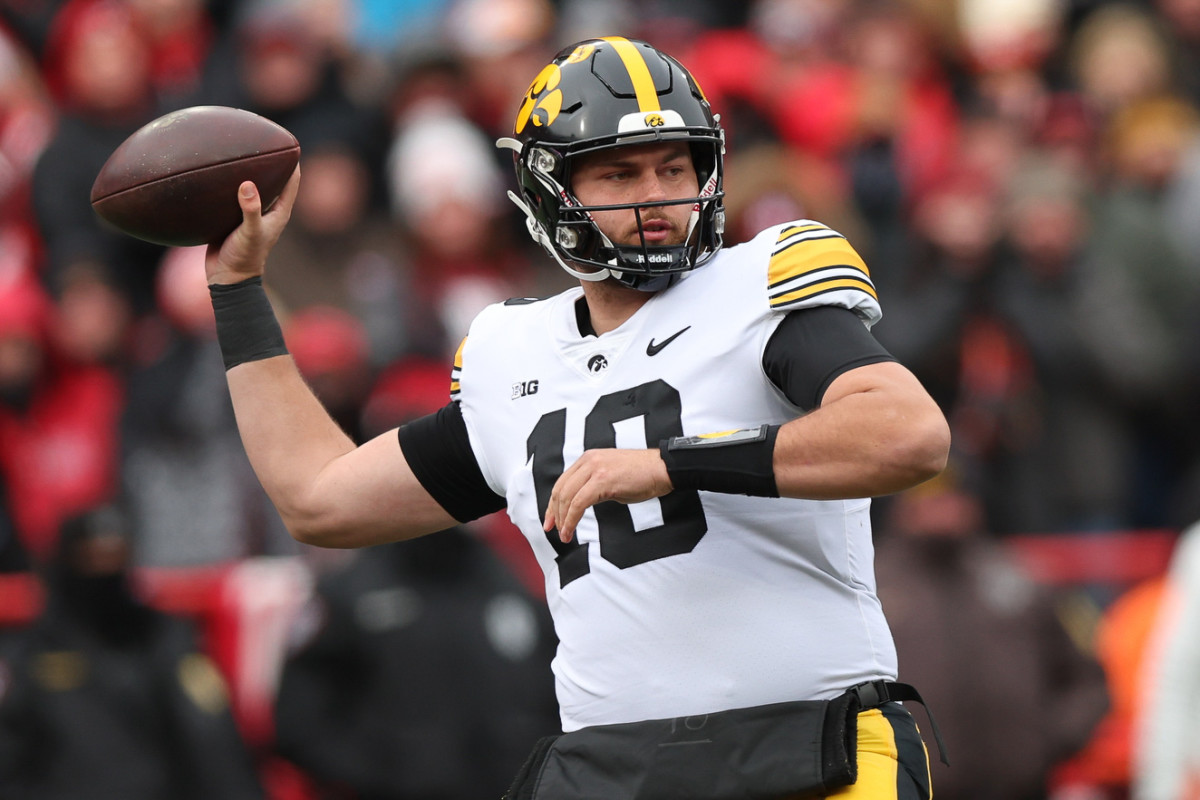 NU vs. Iowa 2023 - Deacon Hill throws pass